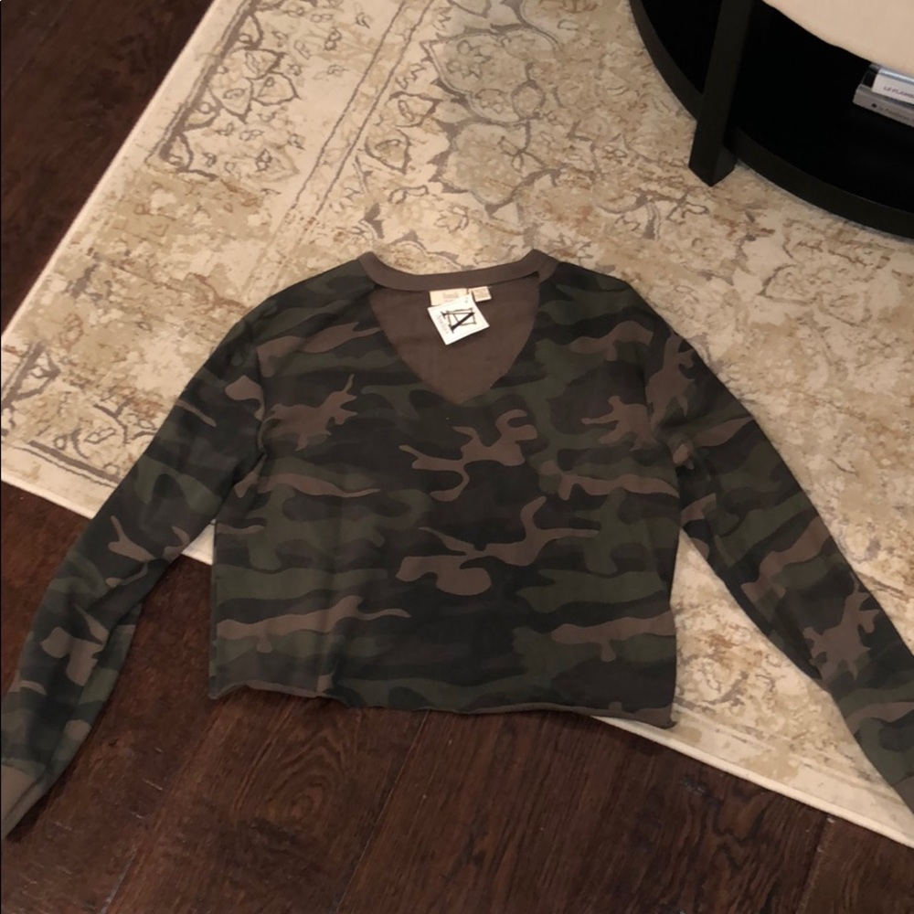 Crop camo sweatshirt